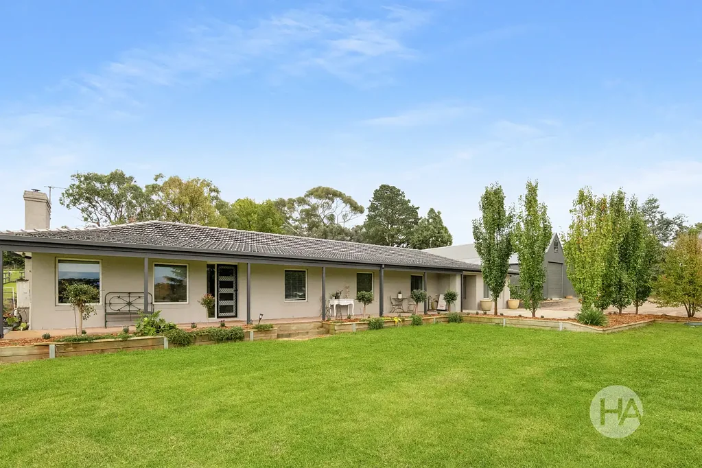 Tyabb 5ห้องนอน Stylish Acreage Living with Rare Versatility