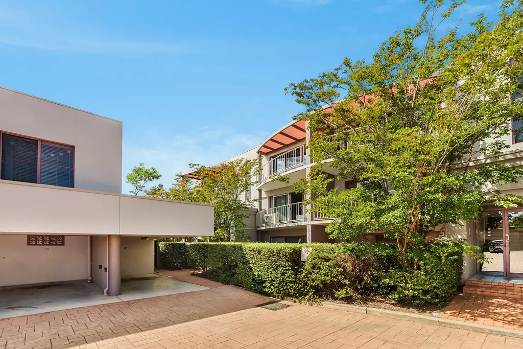 Kingston 2 Bedroom Oversized two bedroom apartment with lock-up garage!