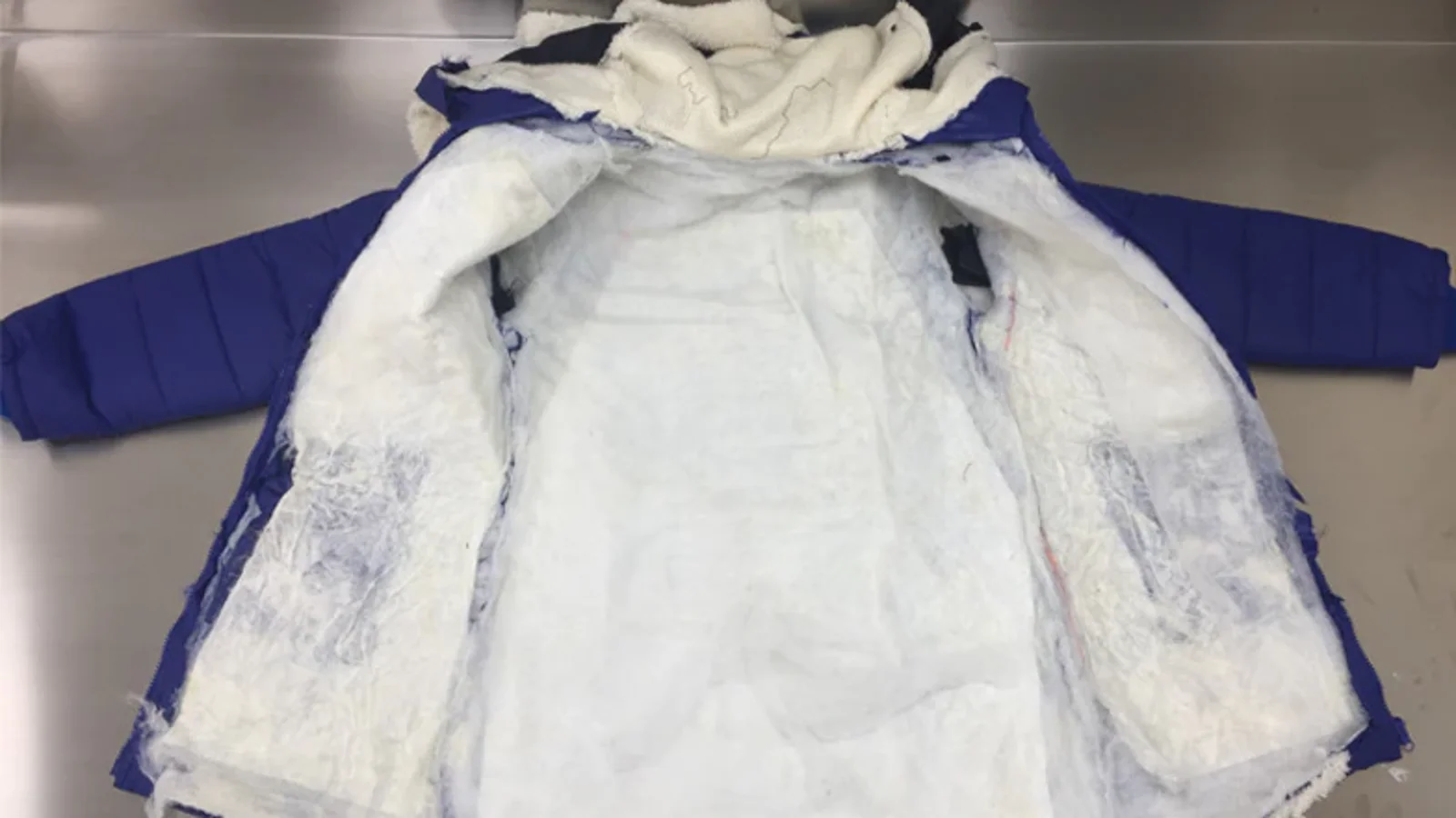 美国女子被新西兰海关抓获！价值87万的毒品缝在5件羽绒服内