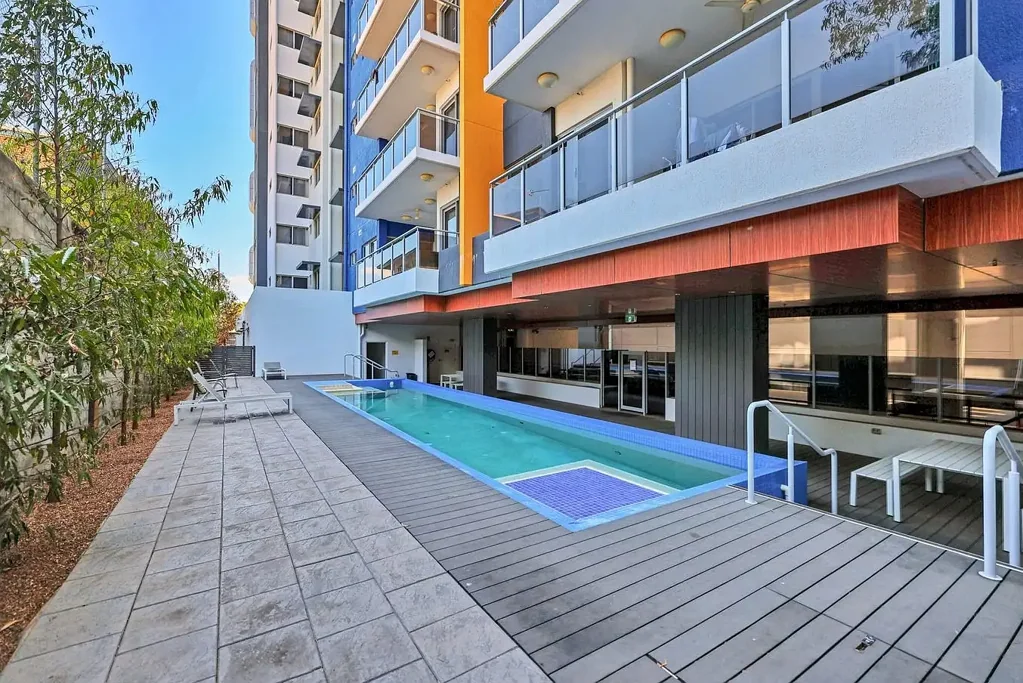 2 Bedroom, 2 Bathroom Modern unit walking distance to the city.