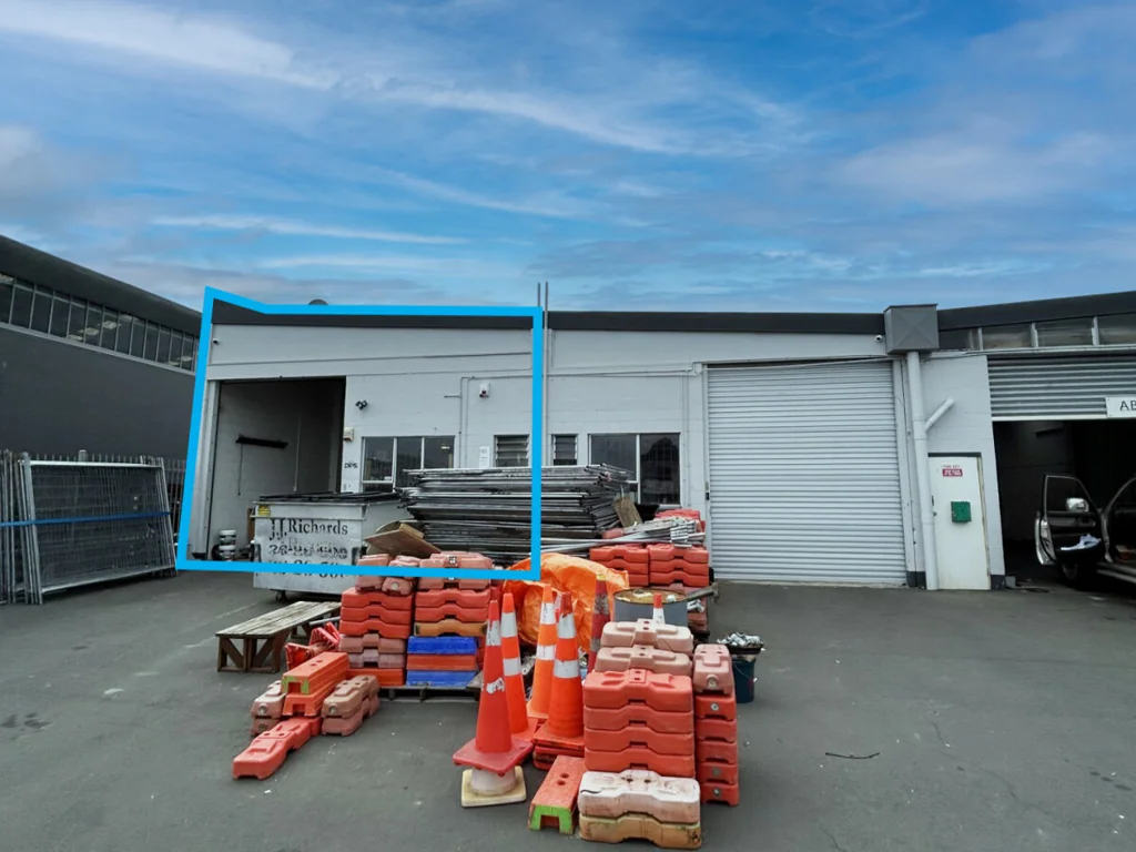 Pakuranga High-Stud Corner Unit with Exposure