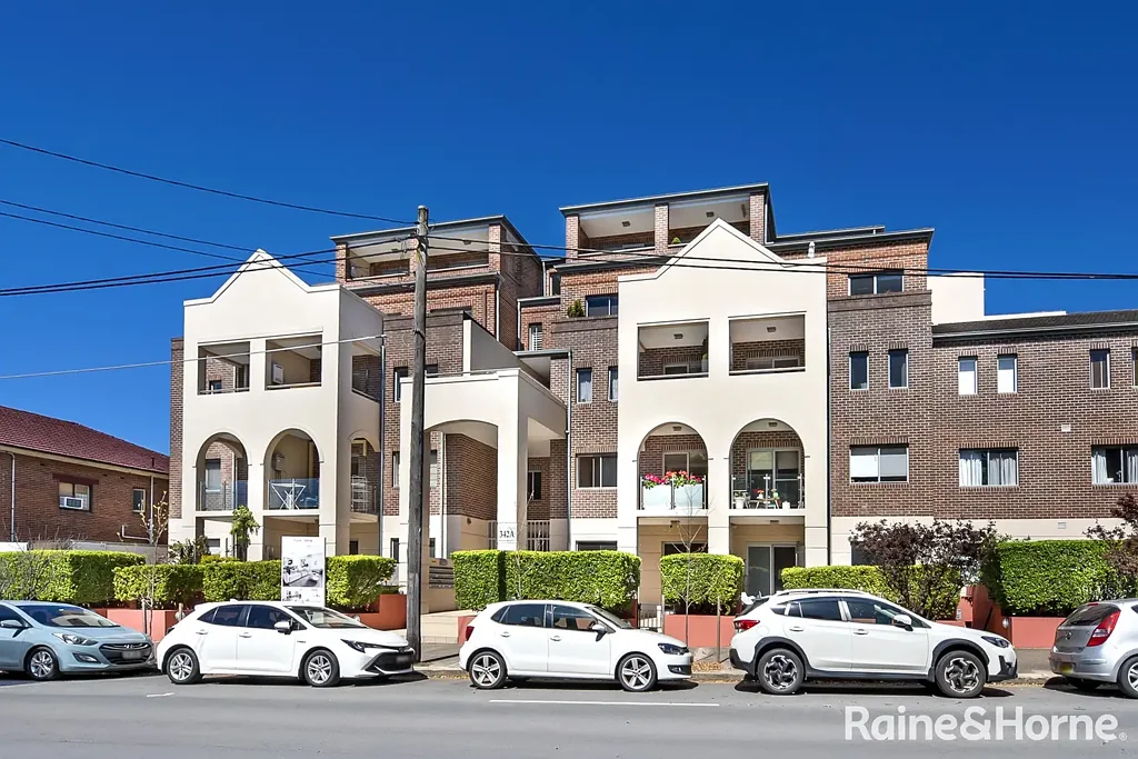 Well presented apartment ideal location