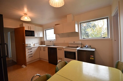 Spacious Furnished 5-Bedroom Hydro Home in Prime Central Loc