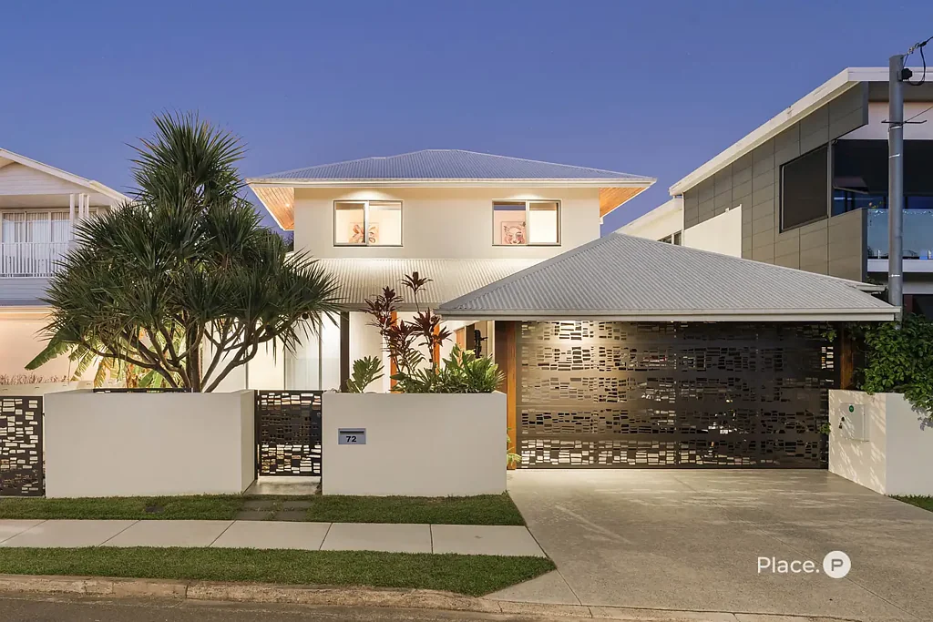 Bulimba 5房 成熟热带景观 私密港湾设计 室内外无缝连接 度假村风格娱乐区 高端欧洲电器套件 11.5米泳道泳池 温馨木地板 主卧步入式衣帽间 太阳能发电 两车位车库 Contemporary Family Luxury with Resort-Style Entertaining