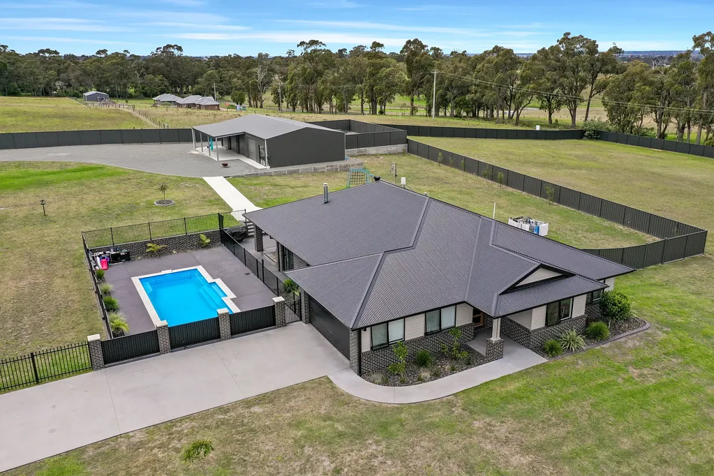 Ellaswood 4Moenga Spacious Family Oasis with Pool, Large Shed & Storage