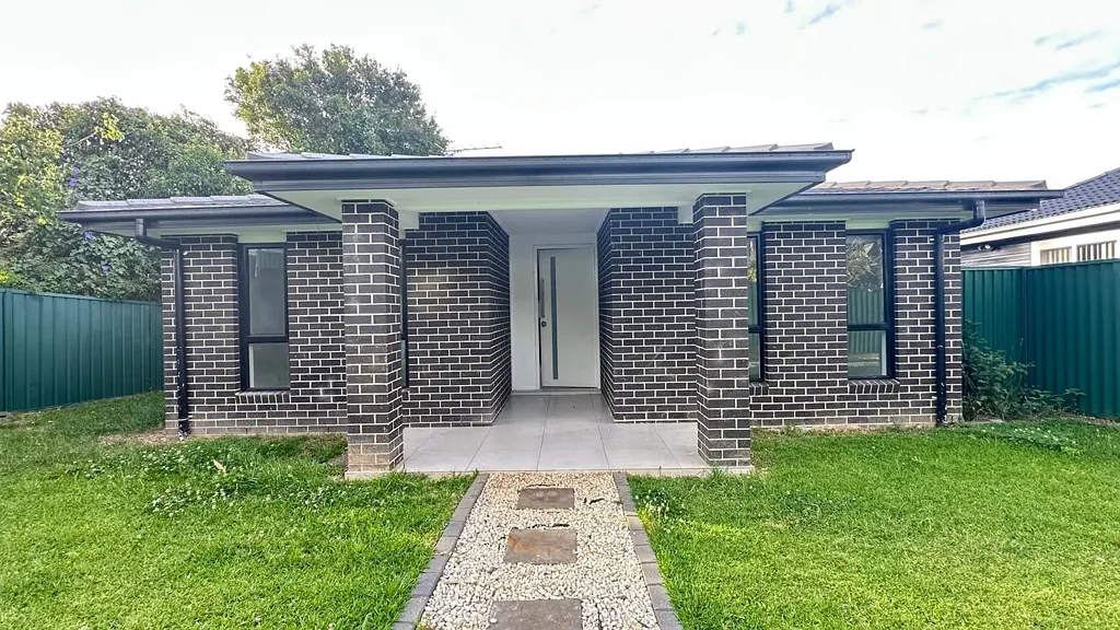 Modern 2 Bedroom Granny Flat in Prime Campbelltown Location!
