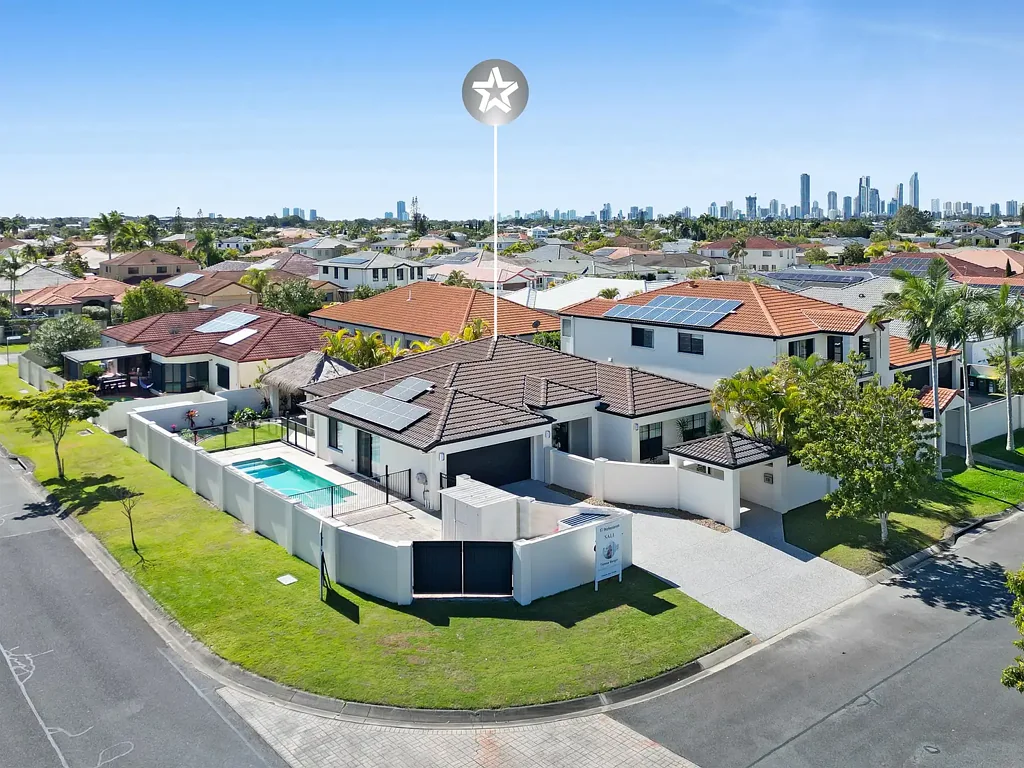 Benowa 4房  Exceptional Opportunity - Modern Open-Plan Home