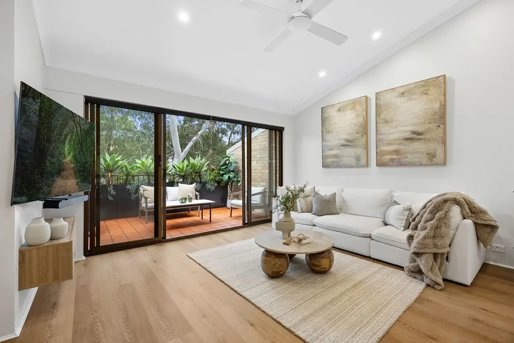 Cammeray 3房 宽敞双层布局 现代风格设计 自然光线充沛 静谧街道位置 树叶景观视野 精心翻新室内 石岛厨房风格 安全双车位储物 步行便利生活 Townhouse-Inspired Apartment with Elevated Leafy Views