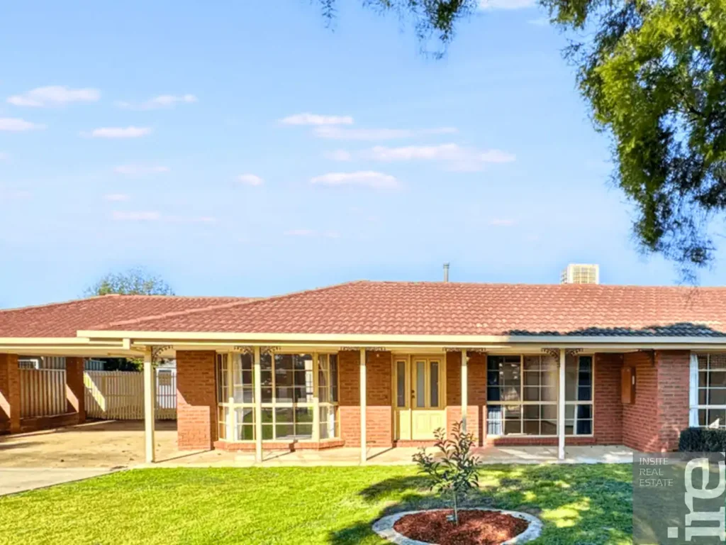 Welcome to 6 Janet Court – Comfort, Convenience & Space!