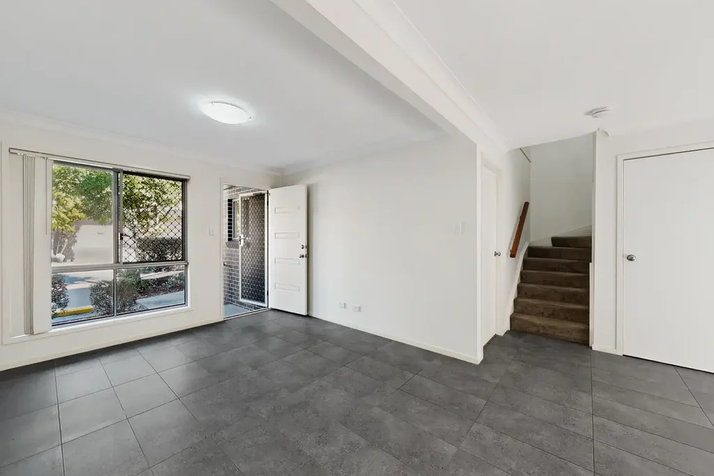 Eagleby 3房 宽敞时尚的联排别墅生活，尽享宁静度假村式社区 9- Year Old Townhouse !! Owner moving interstate!  3 minutes from highway!