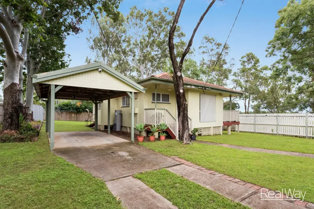 Charming Mid-Set Home Backing Onto Parkland
