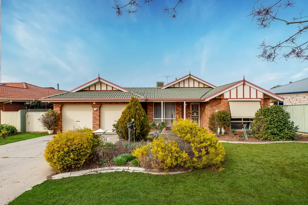 11 Fairbairn Street, Glenroy, NSW 2640
