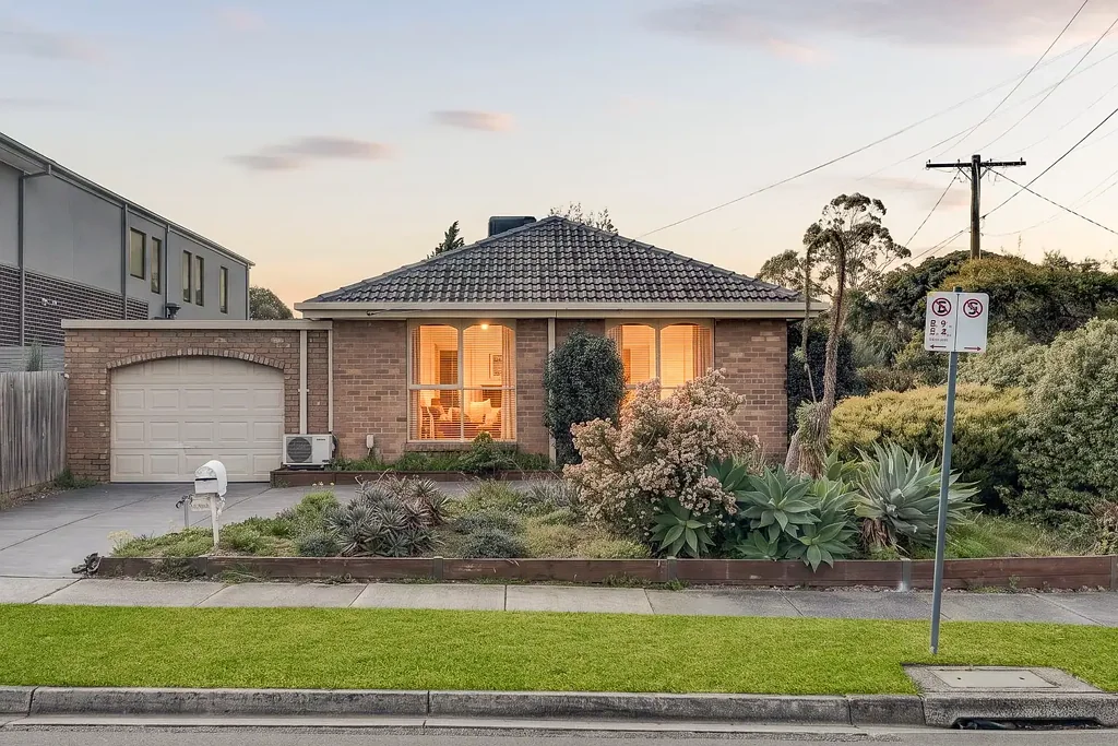 Glen Waverley 4房 街角位置，舒适生活与未来潜力 Corner Position, Comfortable Living and Future Possibilities