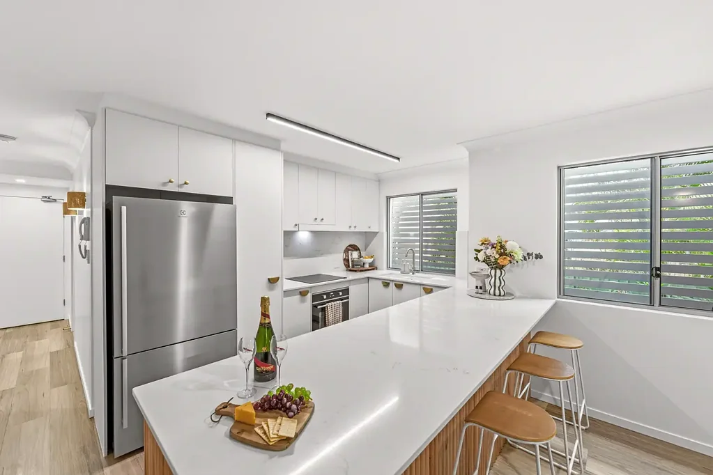 Labrador 2房  Prestige Renovations, Ground Floor Ease, Unbeatable Location!