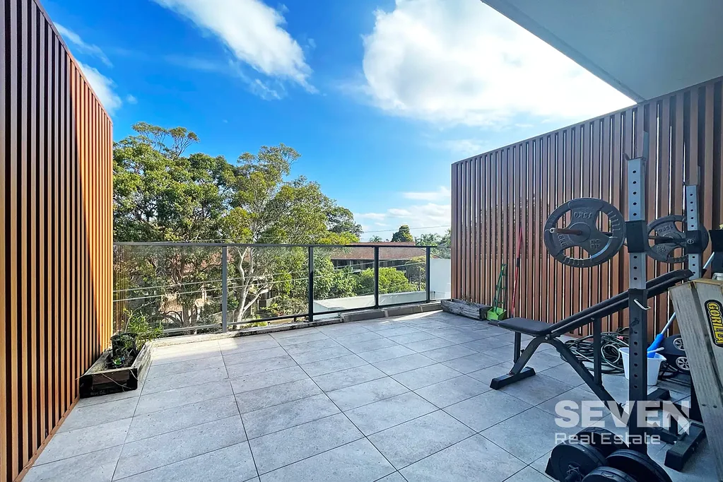 Gorgeous Dual Level Apartment in Fantastic Location