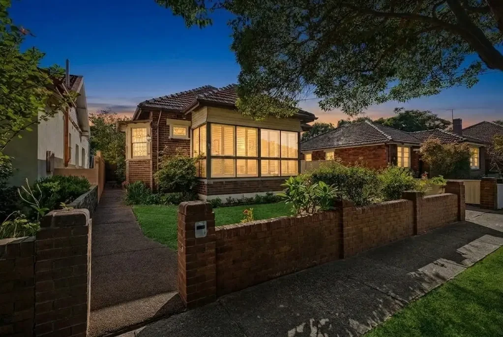Pagewood 3房 Jellicoe Park绿地 采光充足单层 阳光北向花园 游泳池娱乐 现代燃气厨房 高尔夫海滩近便 Gorgeous Family Home Opposite Leafy Jellicoe Park