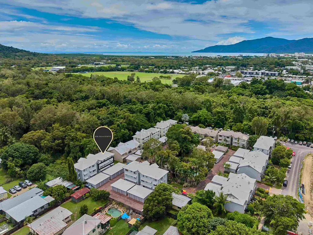 Manoora 2房  Renovated Perfection Meets Tropical Serenity � 2 Bed + Study!