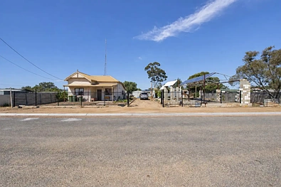 Port Pirie 3Kwarto Excellent opportunity for first-home buyers, renovators or investors looking to add value.