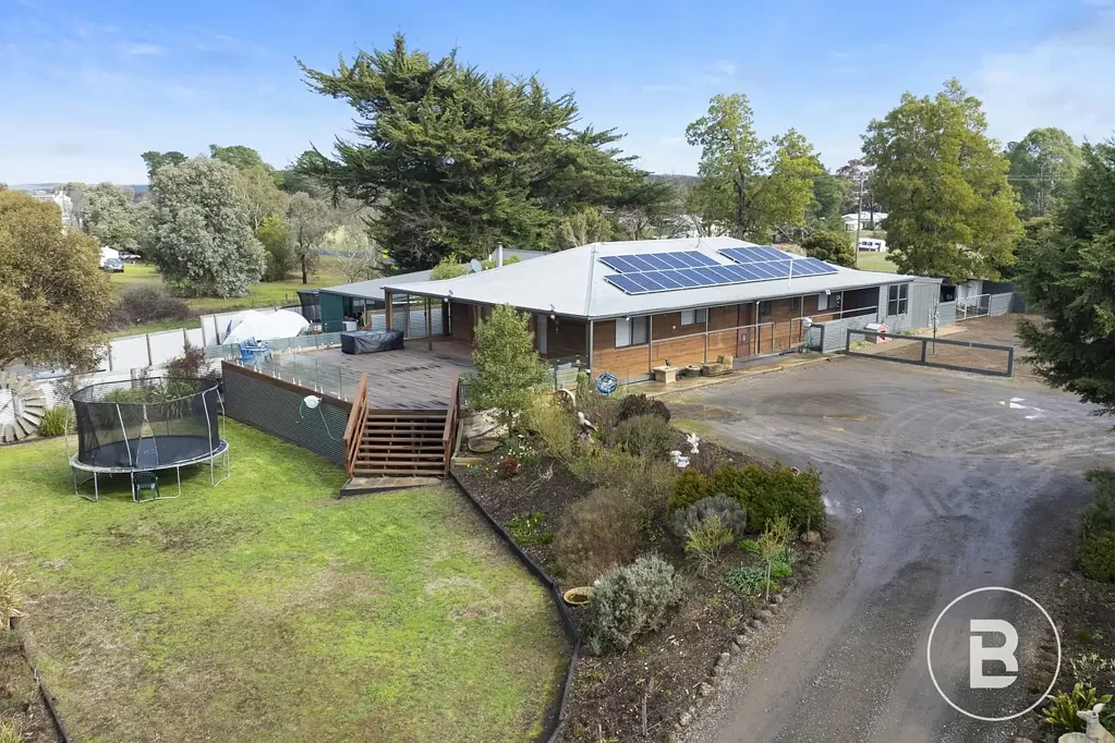 Smythesdale 3 Bedroom CHARMING CEDAR HOME WITH BREATHTAKING DAM VIEWS