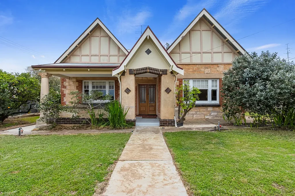 Blyth 3Phòng ngủ Timeless Tudor Charm with Modern Comforts on a Corner Allotment
