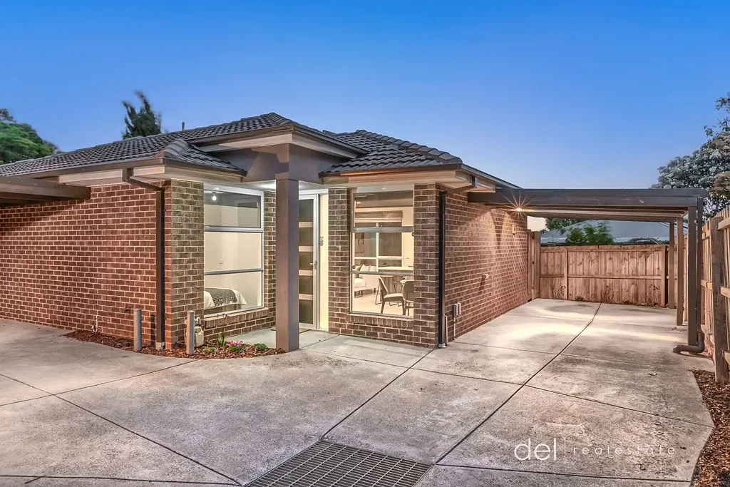 Dandenong 2房 阳光开放设计 岛式吧台厨房 燃气灶洗碗机 舒适客厅空调 卧室单车位 燃气供暖实木地板 精心花园露台 交通便利设施 Stunning Unit, Ready to Move Into!