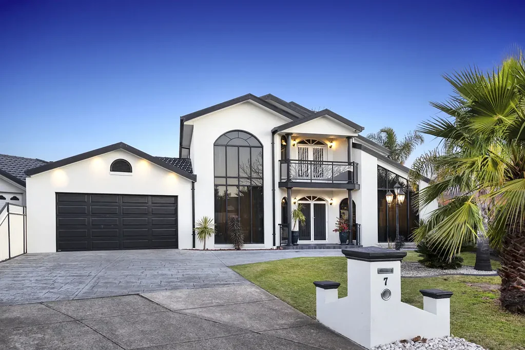 Taylors Lakes 5Kwarto Offered for the First Time - A Landmark Family Residence of Distinction