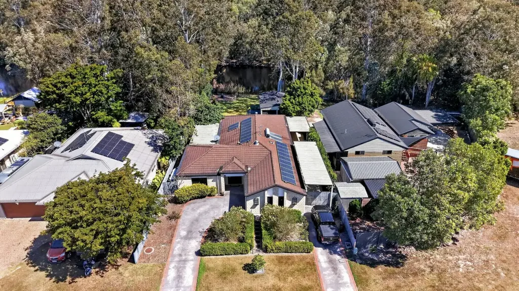Toogoom 4બેડરૂમ Spacious Family Home with Multiple Living Areas, Tall Carport & 6 x 9m Shed, Lagoon Outlook