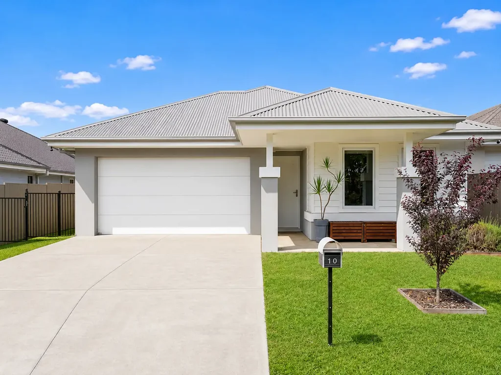 Superior Modern Four-Bedroom Family Home