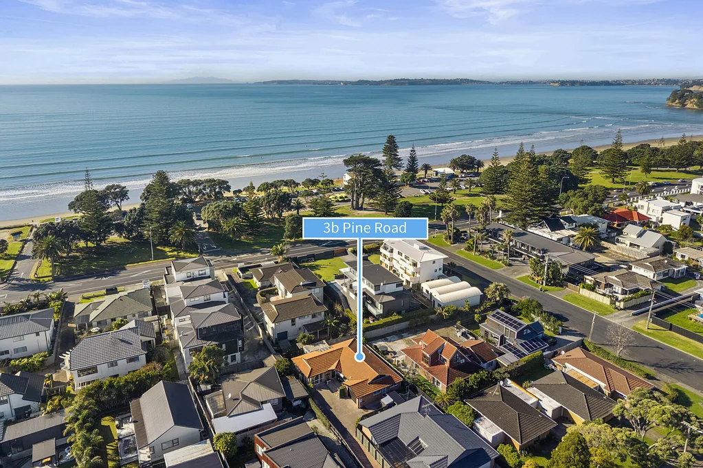 Orewa 3 Bedroom Immaculate Living by the Beach