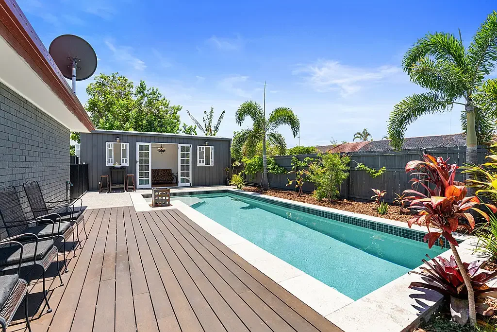 Currumbin Waters 3房  Coastal Family Retreat in Sought-After Currumbin Waters