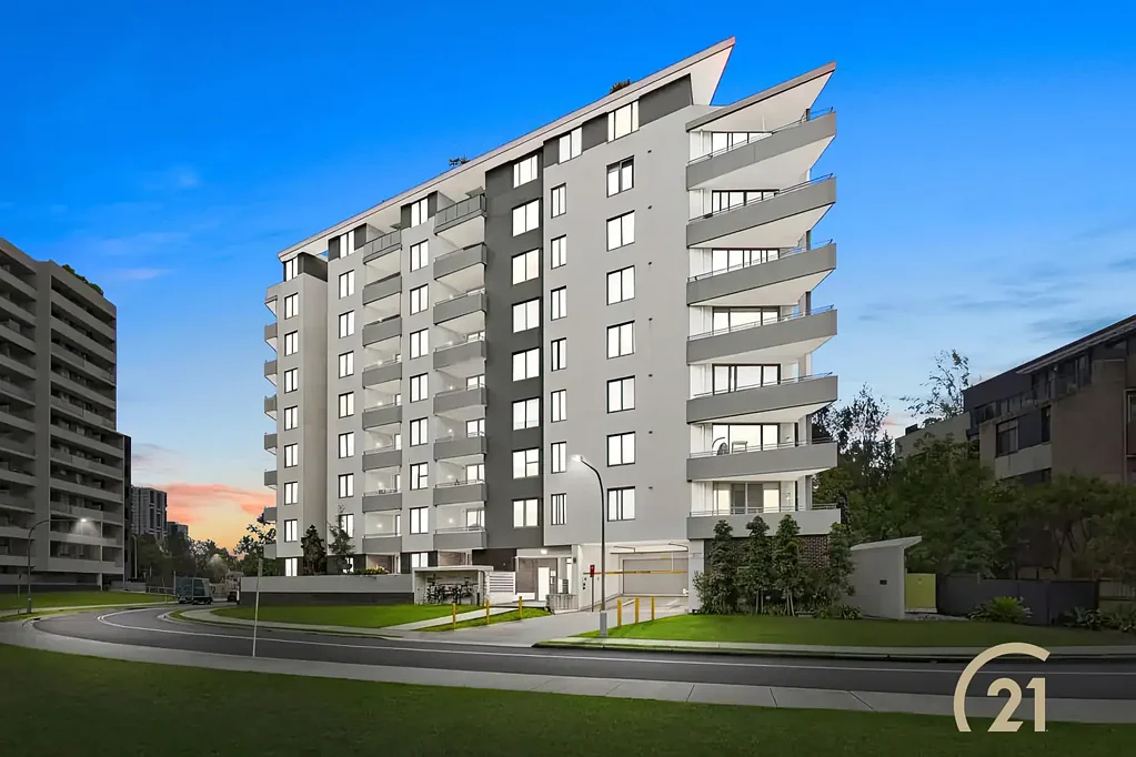 Merrylands 2房 安全维护良好 综合楼内 两卧宽敞 设备齐全主厨 高端电器 开放式起居 阳光露台 娱乐空间 地库车位 储物笼 Contemporary Comfort in an Unbeatable Location