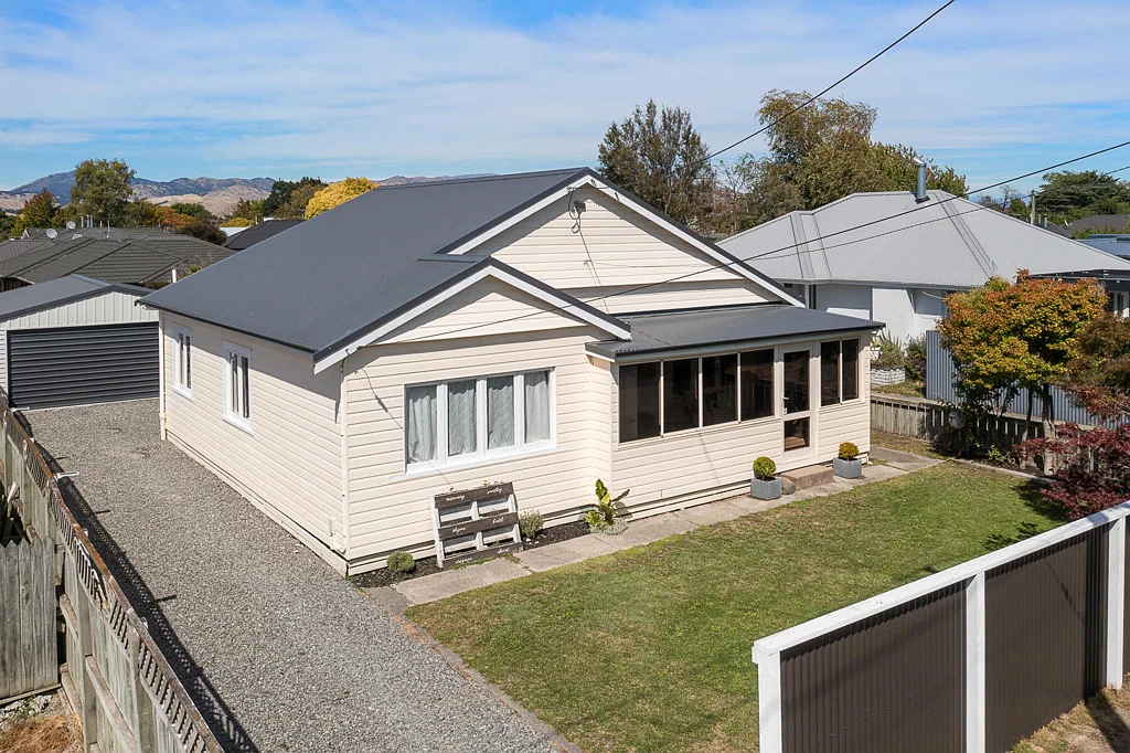Sunny Family Home in Prime Springlands Location