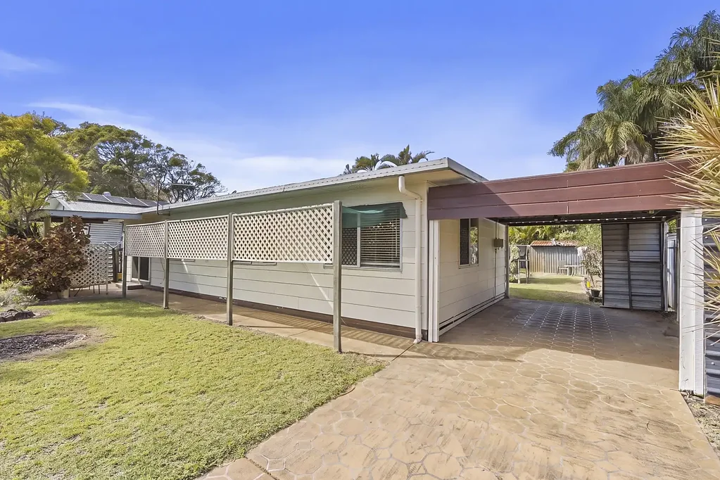 Beachmere 3Habitaciones MOTIVATED SELLER- EXCEPTIONAL BEACHMERE VALUE ON GENEROUS 607m2 BLOCK.