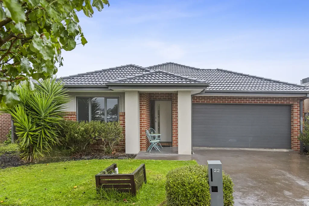 Contemporary Family Living in Prestigious Warralily Estate