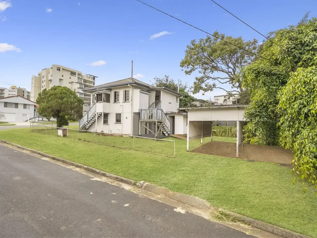 2-Bedroom Ground Floor Unit - Just 100m To The Redcliffe Waterfront!