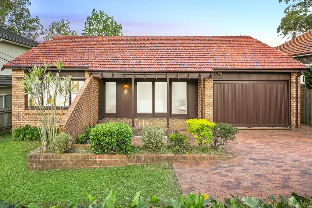 Epping 4બેડરૂમ Spacious Family Home with Exceptional Potential in Top School Catchment