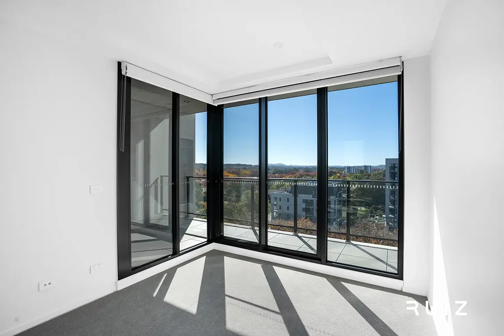 Top-Floor One-Bedroom Retreat with Stunning Mountain Views in the Heart of Lyneham Community