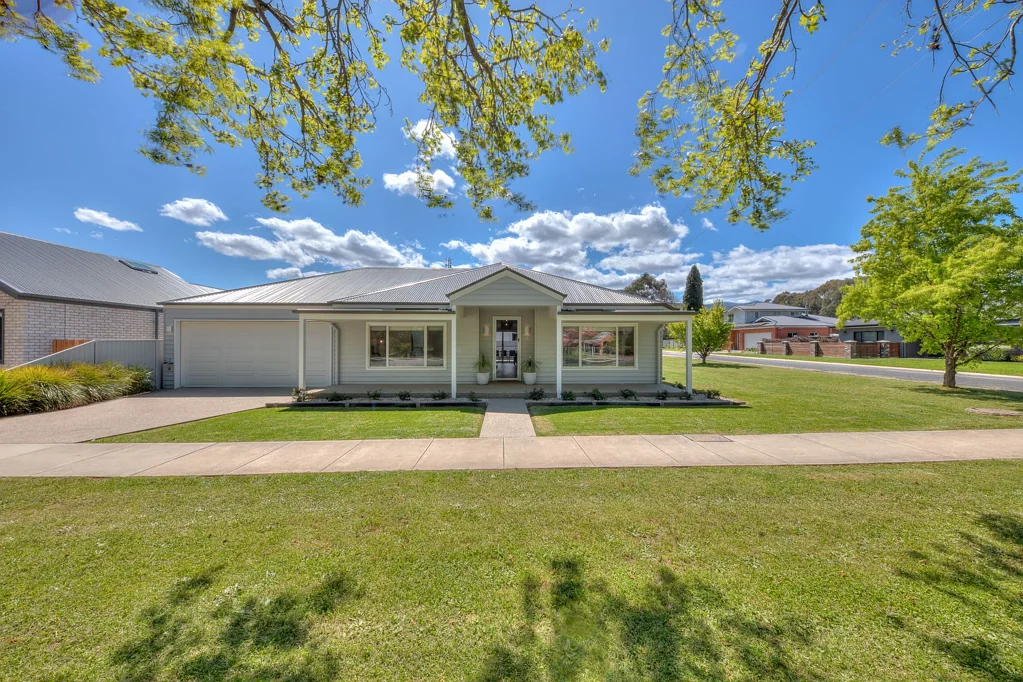 1 Armstrongs Road, Porepunkah, VIC 3740