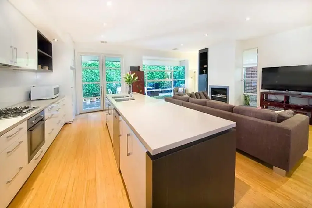 LIGHT & BRIGHT MODERN TOWNHOUSE!