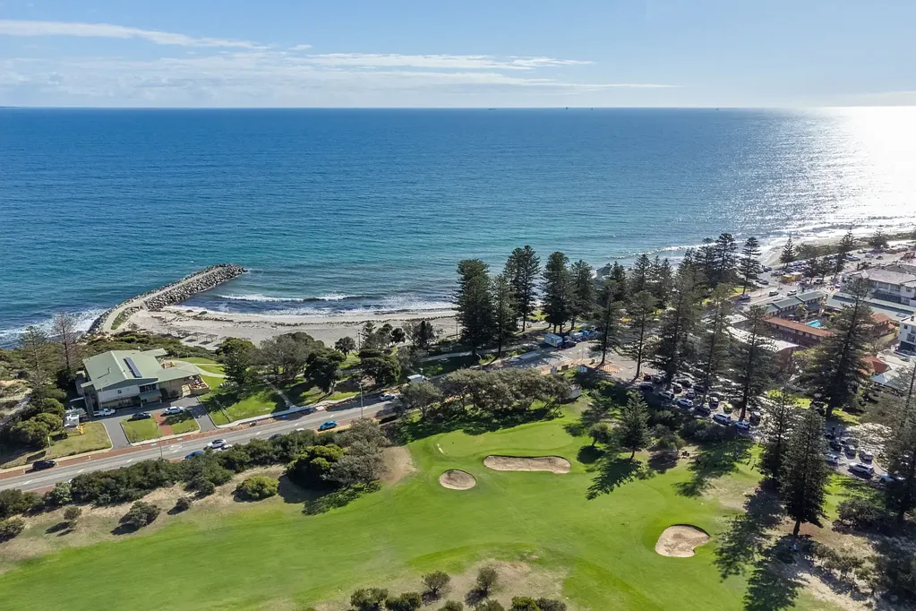 Cottesloe 3 Bedroom One foot out the door, the other on the golf course