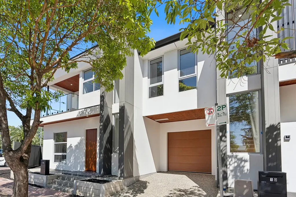 Parkside 4房  Brand new executive home with high end finishes.
Overlooking a park.