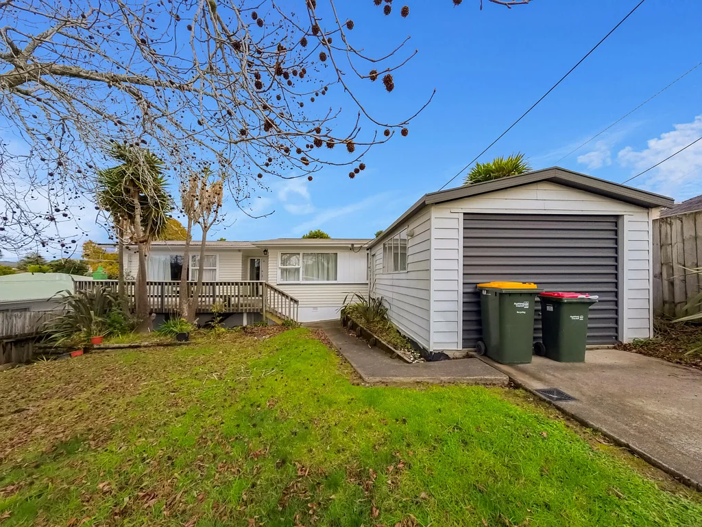 Te Atatu South 3कमरा Affordable Freehold Renovation Dream