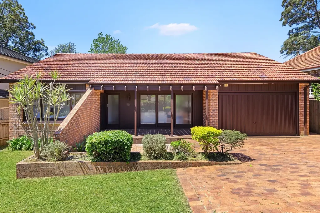 Epping 4房 宽敞803sqm地块 便捷公交200m 学区房多所优校 家庭友好环境 四卧三厅阳光宅 大型双车库内部通道 Spacious Family Home with Exceptional Potential in Top School Catchment