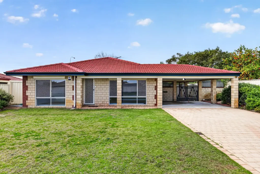 Waikiki 4ห้องนอน Why: Set within spacious garden surrounds, this fantastic property offers flexible and low maintenance living within a central coastal location