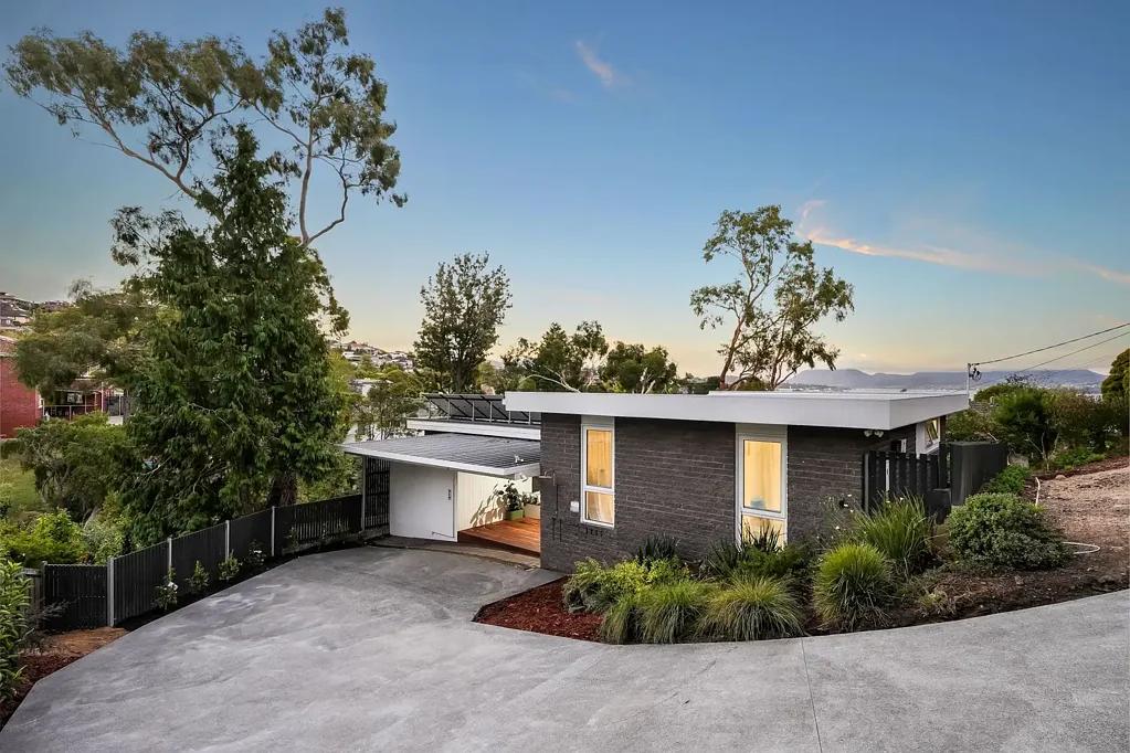 Sandy Bay 4Kwarto Renovated Sandy Bay home on a rare 1108m² allotment