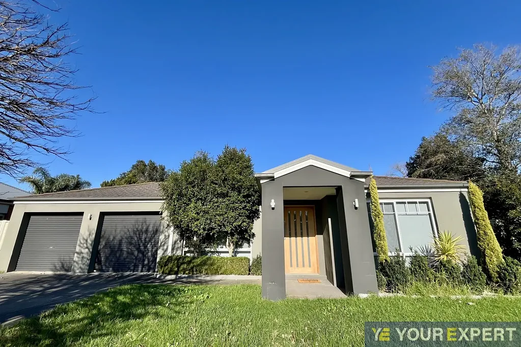Spacious Family Home Near Lakeside Park & Multiple Living Areas