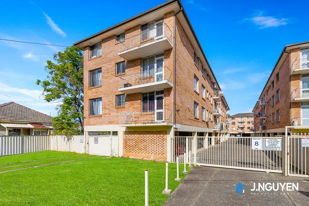 Canley Vale 2房 宽敞两卧  私人阳台  全屋木地板  空调舒适  安全入口  带遮盖车位  步行便利  维护良好  低物业费 Rare First Floor - Well Presented 2 B/R Unit