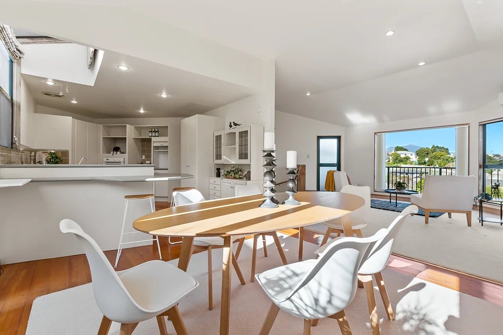 New Plymouth Central 3房  Spacious Family Living With A View..