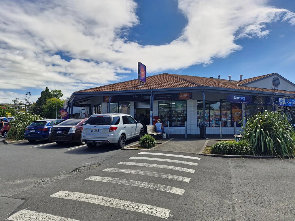 Hamilton Surrounds  Prime Corner Retail with Customers at your door