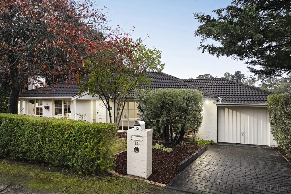 Croydon Hills 3房 宁静树阴庭院 724sqm阔地 开放式壁炉 时尚厨房 北向阳光露台 高地丘陵视野 学区房公园环绕 A Picture-Perfect Family Sanctuary
